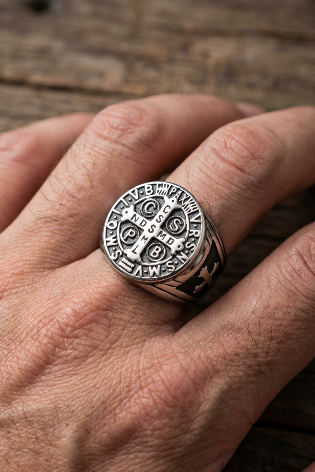 Кольцо с медальоном<br> Святой Бенедикт серебро