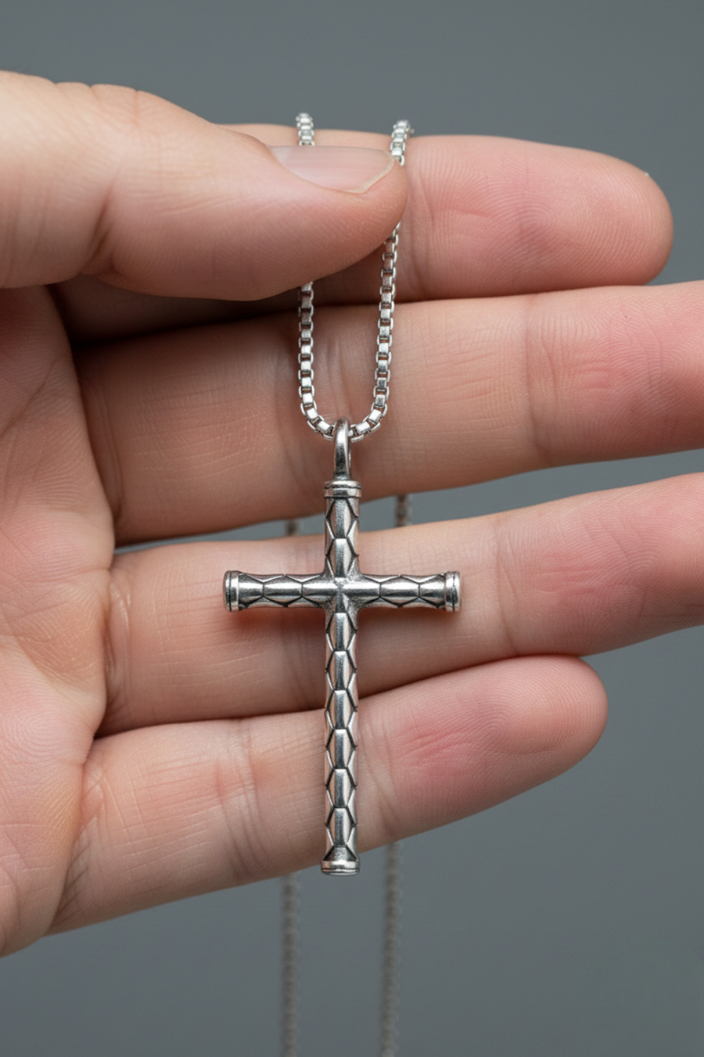 Collar Cruz Hombre<br> Cruz Rústica Oro Blanco