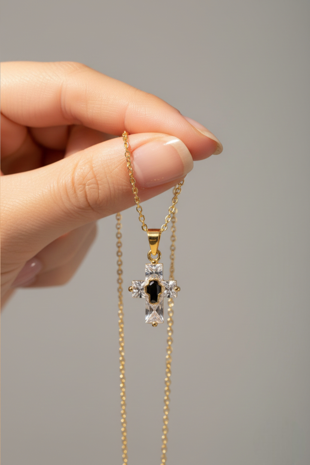 Collar de mujer con colgante de cruz