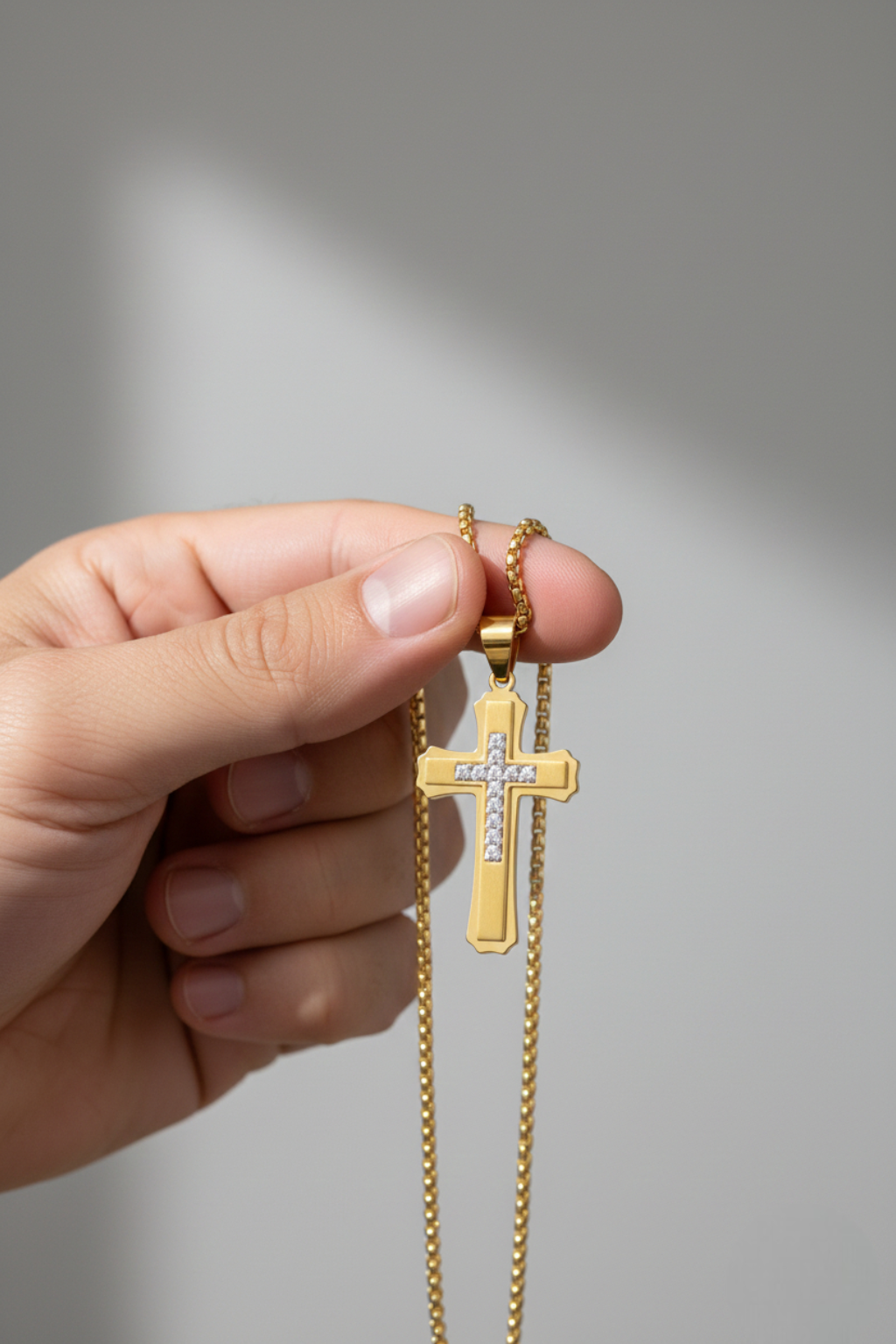 Мужское колье с крестом<br> Крест с бриллиантом из золота