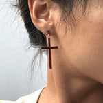 croix pendante oreille portée